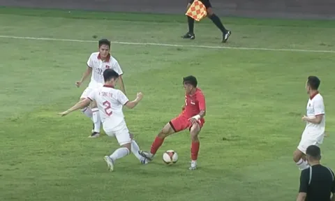 VIDEO: Pha vào bóng cực thô bạo của cầu thủ Singapore với Phan Tuấn Tài