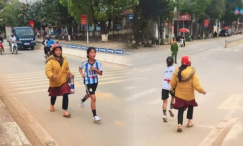 Xúc động hình ảnh người mẹ chạy phía sau, tiếp sức con gái thi điền kinh