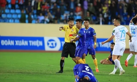 Trọng tài bẻ còi, thổi phạt đền tranh cãi ở trận Nam Định – Khánh Hòa từng bị treo còi vĩnh viễn ở V-League