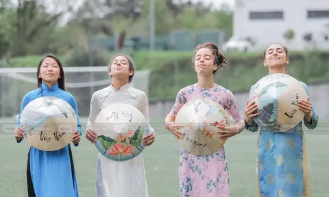 Huỳnh Như cùng dàn sao Lank 'biến hình' trên sân bóng, bắt trend ăn mừng như Ronaldo