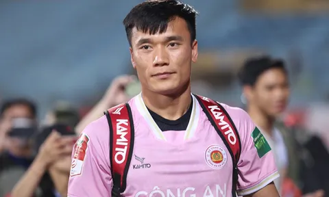 Thủ môn Bùi Tiến Dũng có phản ứng đầy bất ngờ trong ngày CLB Công an Hà Nội đại thắng