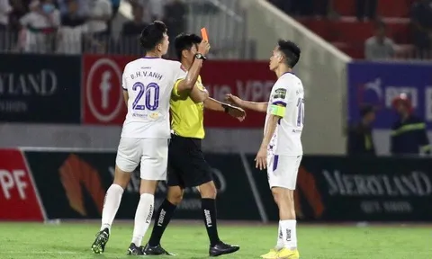 Vòng 7 V-League 2023: Vì sao Văn Quyết nhận thẻ đỏ dù trận đấu đã kết thúc?