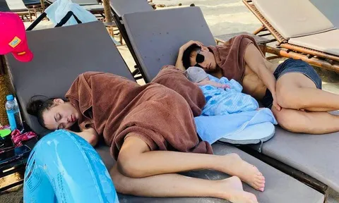 Đi du lịch cùng vợ Tây, Bùi Tiến Dũng bị đồng đội 'troll' cực hài