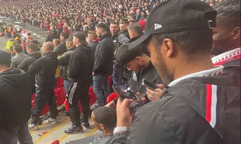 Sốc: CĐV MU ngồi cắt tóc ngay trên khán đài trong ngày đội nhà vào chung kết FA Cup