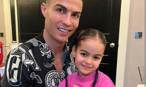 Con gái siêu sao Ronaldo phải nhập viện khẩn cấp