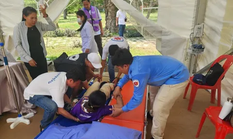 Video: Tình nguyện viên SEA Games 32 ngất xỉu vì nắng 'như đổ lửa' ở Campuchia