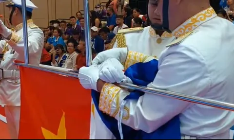 Video: Đội nghi thức Campuchia lúng túng buộc, treo ngược cờ tại SEA Games 32