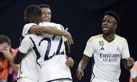 Video: Real Madrid đánh bại Man Utd bằng 2 siêu phẩm