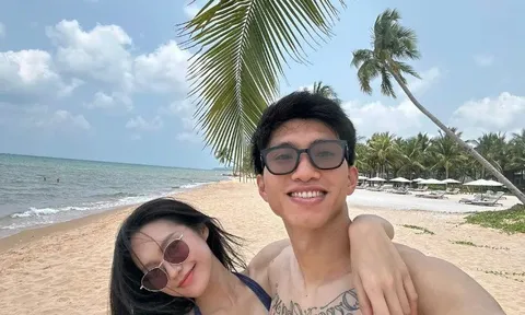 Bạn gái Văn Hậu diện bikini gợi cảm, khoe trọn đường cong 'bốc lửa'