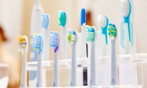 Sai lầm khi dùng bàn chải điện khiến nhiều người mắc căn bệnh được ví như 'sát nhân thầm lặng'