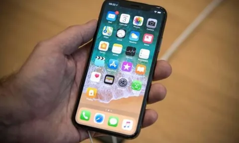 Xóa vết trầy xước màn hình smart phone trong vài giây với món đồ dùng học tập quen thuộc