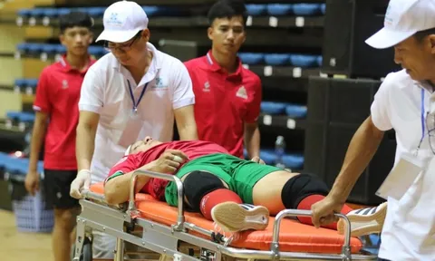 Nhập viện cấp cứu, thủ môn Việt Nam nghỉ hết mùa giải?
