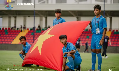 VIDEO: Lộ diện 'SVĐ đen đủi nhất thế giới' ở bảng đấu U22 Việt Nam