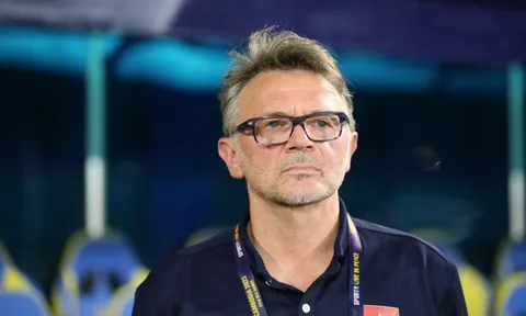HLV Troussier nhận tin không vui trước ngày ĐT Việt Nam hội quân