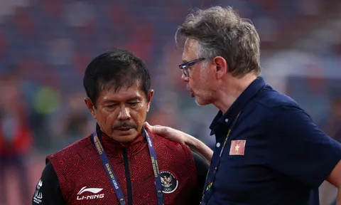 HLV Troussier 'vừa xay lúa vừa bế em'