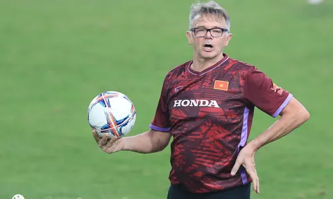 HLV Troussier họp khẩn, ra quyết định không ai ngờ tới với ĐT Việt Nam