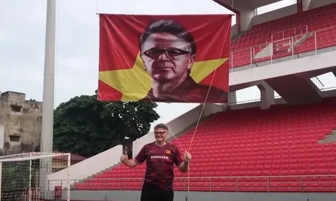VIDEO: Hành động của CĐV Hải Phòng khiến HLV Troussier bất ngờ