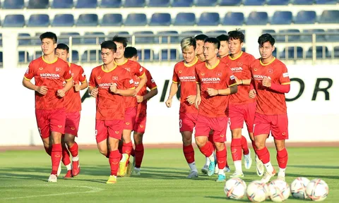 Khán giả xếp hàng dài mua vé xem ĐT Việt Nam