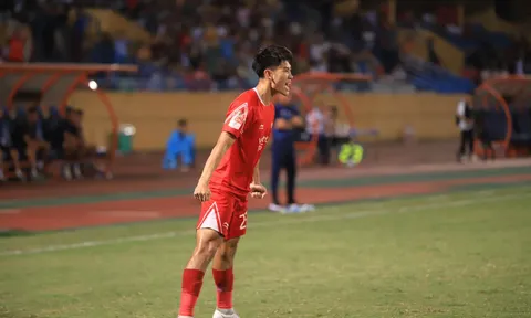 Tiền đạo ĐT Việt Nam ăn mừng như CR7 trong ngày HLV Gong Oh Kyun dự khán