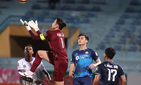 Thủ môn số 1 Việt Nam nhận mưa lời khen dù phải vào lưới nhặt bóng 4 lần