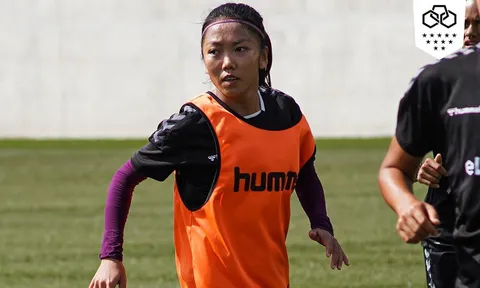 Huỳnh Như bồi hồi xúc động trước điều bất ngờ từ Lank FC