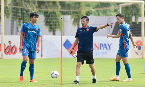 VIDEO: U23 Việt Nam đón vị khách 'đặc biệt' ngay trên sân tập