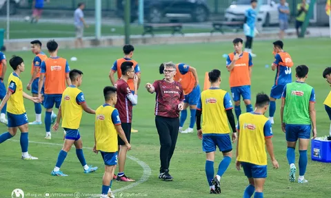 ĐT Việt Nam xáo trộn lớn, HLV Troussier đẩy 2 cầu thủ xuống đội U23