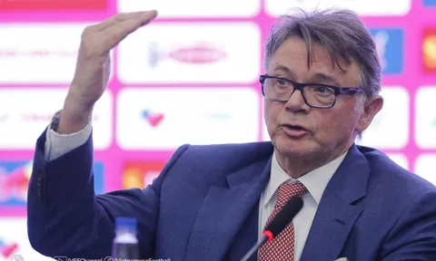 HLV Troussier bất ngờ gặp riêng quan chức LĐBĐ Châu Á