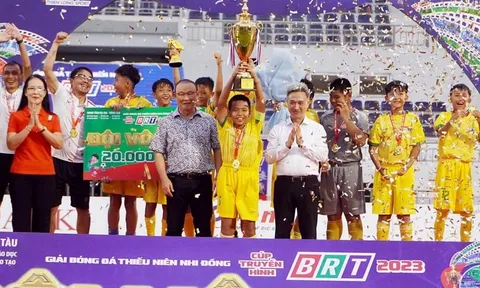HLV Park Hang Seo trao cúp vô địch cho một đội bóng