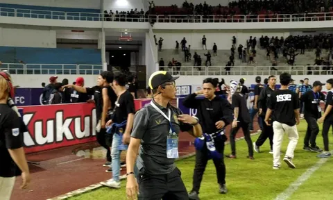 Vấn nạn bạo lực trong bóng đá Indonesia tiếp tục tái diễn: CĐV đập phá hàng rào, đánh nhau trên khán đài