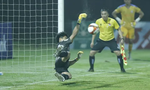 Ở tuổi 28, thủ môn Phí Minh Long ao ước trở lại V.League