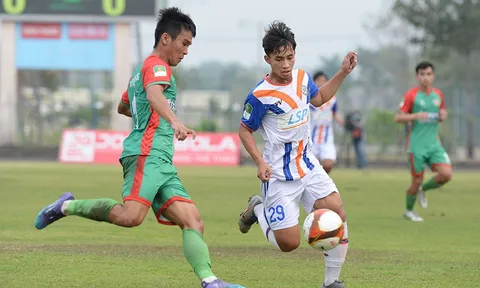 Thủ môn giải hạng Nhất suýt gặp chấn thương nặng vì mặt sân... quá xấu