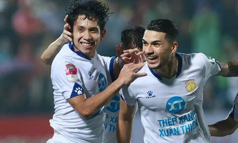 Giúp Nam Định lên đỉnh bảng V.League 2023, Hồng Duy được lực lượng an ninh 'hộ tống'