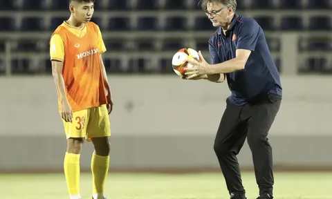 HLV Troussier liên tục 'quát mắng' cầu thủ U22 Việt Nam, điều này có đáng lo ngại?