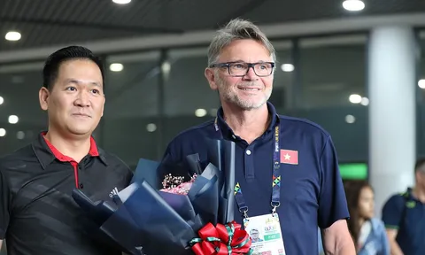 HLV Troussier thừa nhận áp lực về mục tiêu HCV SEA Games khi đặt chân đến Campuchia