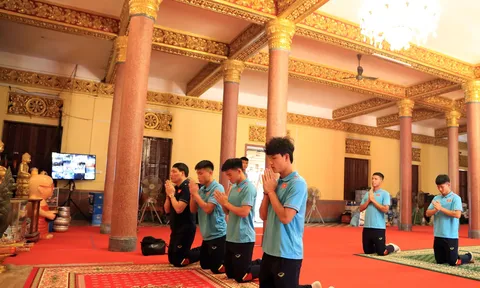 U22 Việt Nam đi chùa cầu may, tĩnh tâm trước khi bước vào hành trình bảo vệ HCV SEA Games