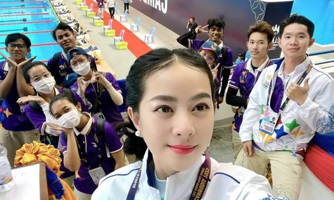 Nữ tình nguyện viên Campuchia gây sốt với vẻ ngoài đẹp hút hồn