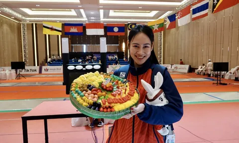 Mỹ nhân đấu kiếm 'vạn người mê' Lê Minh Hằng bất ngờ được chủ nhà Campuchia dành tặng món quà ý nghĩa
