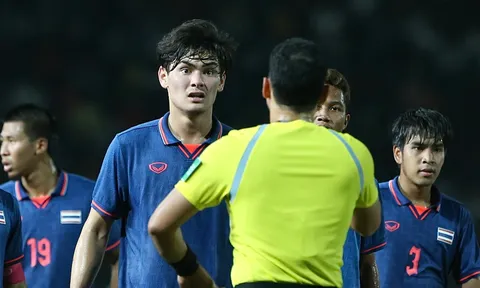 Trung vệ U22 Thái Lan nhận 'gạch đá' vì vứt bỏ huy chương và linh vật SEA Games 32
