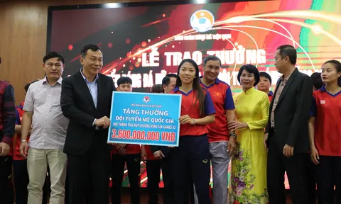 Đội tuyển nữ Việt Nam nhận thưởng 'mưa tiền thưởng' sau tấm HCV SEA Games 32