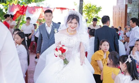 Nữ tuyển thủ xinh đẹp lên xe hoa với cựu tiền vệ U23 Việt Nam