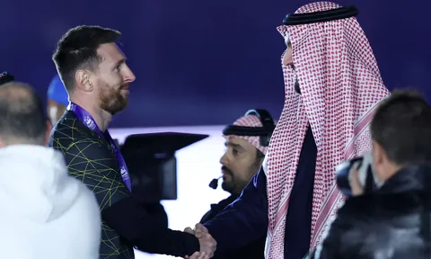 Messi nhận lương cao gấp ba Ronaldo nếu đồng ý đến Saudi Arabia