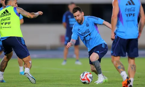 Cổ động viên Indonesia cầu mong Messi thi đấu