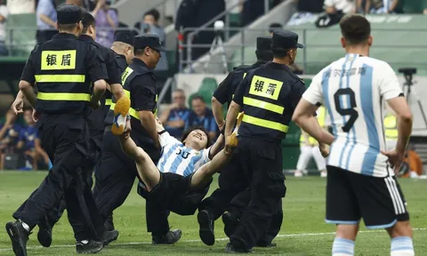 Nụ cười mãn nguyện của thanh niên Trung Quốc lao vào sân ôm Messi