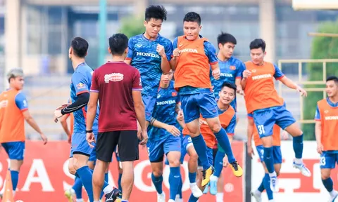 CĐV Nam Định gọi tên Quang Hải, tuyển Việt Nam tươi cười rạng rỡ trên sân Thiên Trường