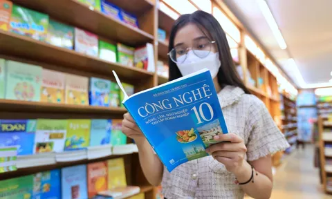 Tp.HCM: Tái diễn tình cảnh phụ huynh loay hoay tìm mua sách giáo khoa