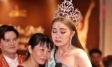 Hoa hậu Doanh nhân Toàn cầu 2023 Nguyễn Thị Thảo ôm mẹ khóc nức nở sau khi đăng quang