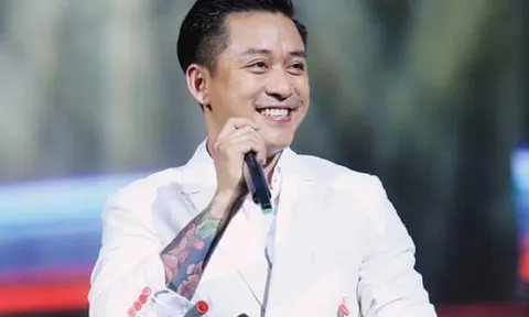 Phản ứng hài hước của Tuấn Hưng khi nhặt được đồ 'nhạy cảm' của fan nữ trên sân khấu