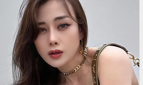 Phương Oanh tung ảnh nóng bỏng, khoe trọn vòng 1 gợi cảm cùng đường cong chữ S hoàn hảo
