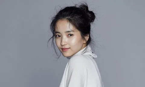 Kim Tae Ri hứng chỉ trích khi tuyển phiên dịch phụ đề miễn phí cho loạt Vlog mới của mình